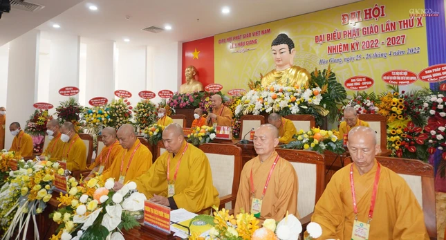 Hòa thượng Thích Thiện Nhơn lấy ý kiến đại biểu tham dự và thông qua nhân sự nhiệm kỳ mới