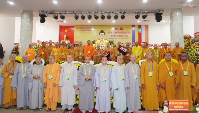 Nhận quà chúc mừng từ Hòa thượng Thích Thiện Nhơn