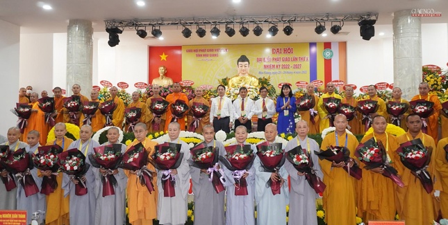 Chính quyền tỉnh Hậu Giang tặng hoa chúc mừng đến tất cả thành viên tân Ban Trị sự GHPGVN tỉnh Hậu Giang nhiệm kỳ 2022-2027