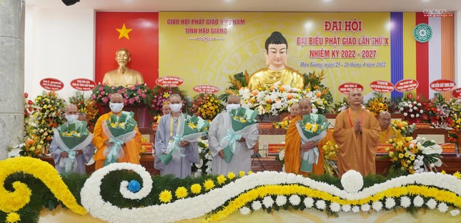 Tân Ban Trị sự tặng hoa tri ân đến chư tôn đức không tham gia nhiệm kỳ mới