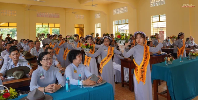 Dâng hoa của Gia đình Phật tử Bà Rịa Vũng Tàu Dâng hoa của Gia đình Phật tử Bà Rịa Vũng Tàu