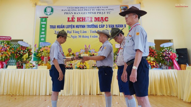 Huynh trưởng Thị Bá trao còi lệnh đến khối sinh hoạt trại