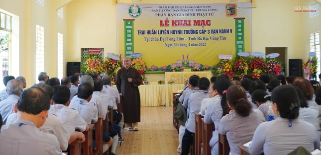 Đại đức Thích Hạnh Danh, Phó ban kiêm Chánh Thư ký Ban Hướng dẫn Phật tử tỉnh Bà Rịa Vũng Tàu hướng dẫn nội dung "Người huynh trưởng Gia đình Phật tử tu tập theo tinh thần của Vạn Hạnh Thiền sư" sau lễ khai mạc Đại đức Thích Hạnh Danh, Phó ban kiêm Chánh Thư ký Ban Hướng dẫn Phật tử tỉnh Bà Rịa Vũng Tàu hướng dẫn nội dung "Người huynh trưởng Gia đình Phật tử tu tập theo tinh thần của Vạn Hạnh Thiền sư" sau lễ khai mạc