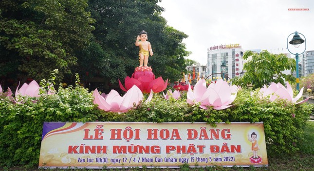 Tôn tượng Phật đản sanh được thiết trí tại góc đường Lê Văn Sỹ và Trường Sa
