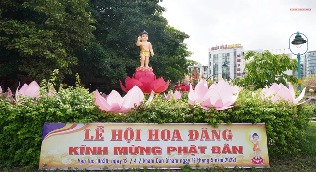Tôn tượng Phật đản sanh được thiết trí tại góc đường Lê Văn Sỹ và Trường Sa