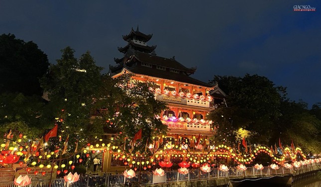 Chùa Pháp Hoa lung linh về đêm - Ảnh: Quảng Minh