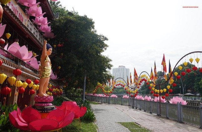 Phật xuất hiện trên đời vì hạnh phúc, vì lợi ích và an lạc cho chư Thiên và loài người