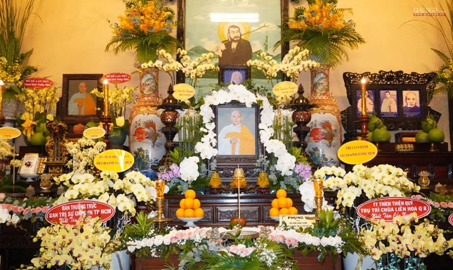 Di ảnh Ni trưởng tại Tổ đường