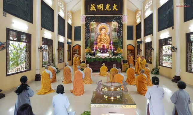 Trang nghiêm khóa lễ tại chánh điện