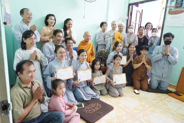 Chụp ảnh lưu niệm với Hòa thượng Thích Viên Minh