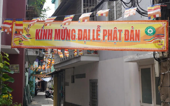 Băng-rôn Kính mừng Phật đản được treo trước hẻm vào nhà anh Võ Đăng Dũng
