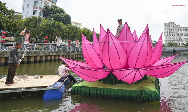 Niềm vui khi những cánh sen hồng mừng Phật đản được hạ thủy thành công