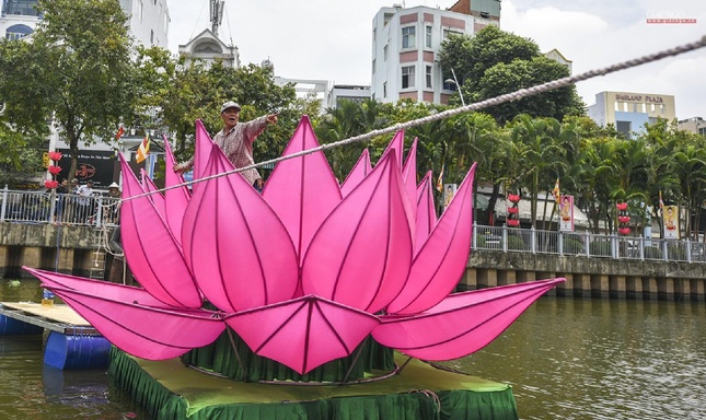 Đường kính mỗi hoa sen 6m, cao 3m đặt trên trụ phao rộng 3m2