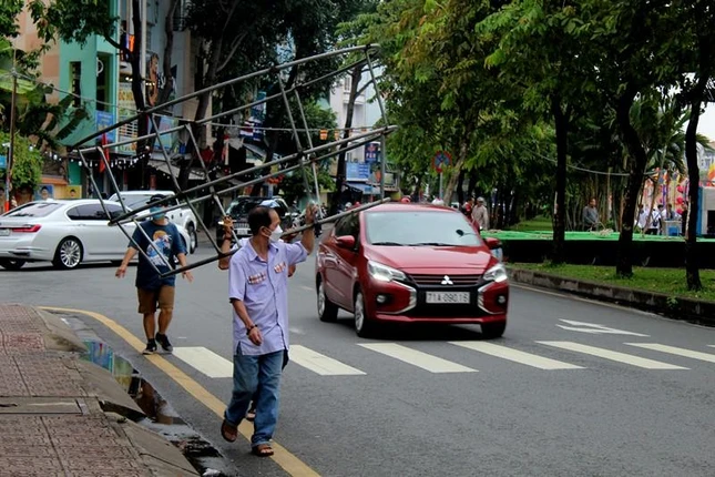 Trụ đỡ cánh sen