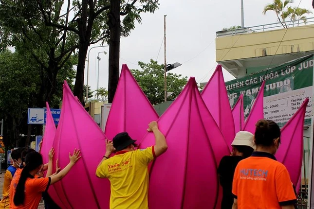 Nhiều bạn trẻ cùng về công quả