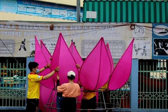 Các cánh sen được bạn trẻ lắp vào trụ cẩn thận