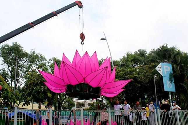 Hạ thủy hoa sen xuống Kênh Nhiêu Lộc