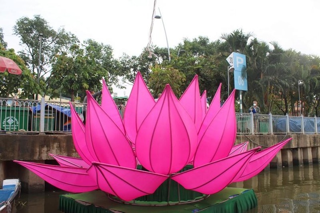 Hạ thủy thành công hoa sen hồng