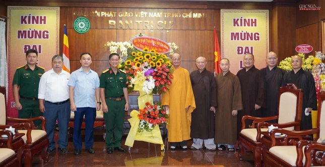Tặng hoa chúc mừng đến Ban Trị sự GHPGVN TP.HCM