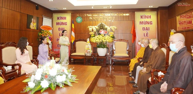 Bà Nguyễn Trần Phượng Trân phát biểu Bà Nguyễn Trần Phượng Trân phát biểu