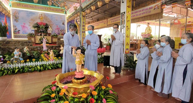 Phật tử thực hiện nghi thức tắm Phật tại chùa Quảng Trạch sáng ngày 1-4-Nhâm Dần