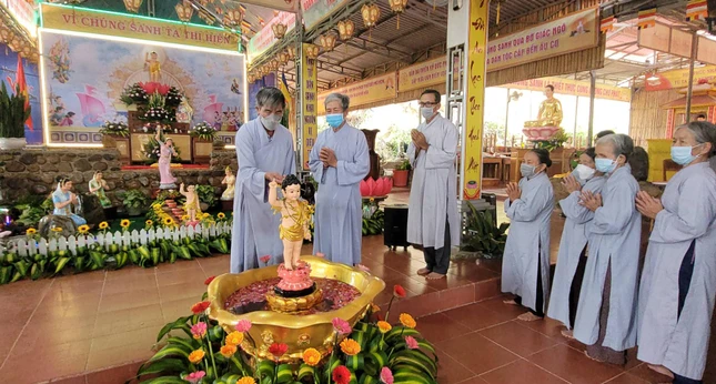 Phật tử thực hiện nghi thức tắm Phật tại chùa Quảng Trạch sáng ngày 1-4-Nhâm Dần Phật tử thực hiện nghi thức tắm Phật tại chùa Quảng Trạch sáng ngày 1-4-Nhâm Dần