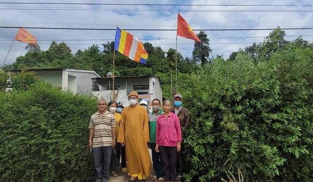 Tặng cờ đến các gia đình Phật tử trong huyện Lắk