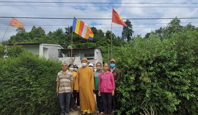 Tặng cờ đến các gia đình Phật tử trong huyện Lắk Tặng cờ đến các gia đình Phật tử trong huyện Lắk