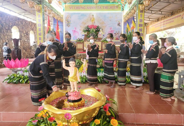 Bà con địa phương thực hiện nghi thức tắm Phật sau khi được nghe Đại đức Thích Nhuận Độ giảng về ý nghĩa Phật đản