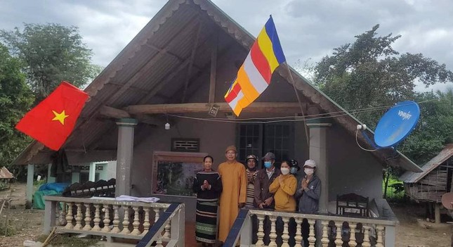 Phật tử chùa Quảng Trạch đến tặng cờ và hỗ trợ treo băng rôn vườn Lâm-tỳ-ni