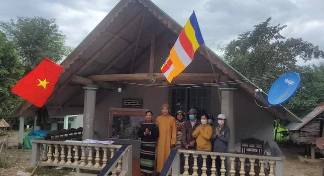 Phật tử chùa Quảng Trạch đến tặng cờ và hỗ trợ treo băng rôn vườn Lâm-tỳ-ni Phật tử chùa Quảng Trạch đến tặng cờ và hỗ trợ treo băng rôn vườn Lâm-tỳ-ni