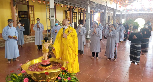 Đại đức Thích Nhuận Độ hướng dẫn bà con Phật tử thực hiện nghi thức tắm Phật tại chùa Quảng Trạch sáng ngày 1-4-Nhâm Dần