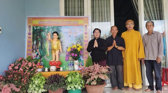 Đại đức Thích Nhuận Độ đến thăm và chúc lành tại lễ đài tư gia nhà chú Phạm Tấn Lợi