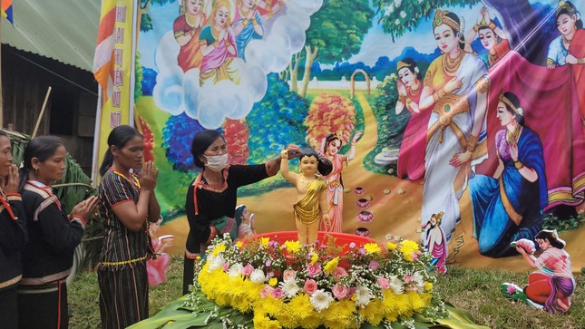 Trong khung cảnh bình dị trang nghiêm ấm áp, bà con xã Nam Ka thực hiện nghi thức tắm Phật ngày 6-4-Nhâm Dần