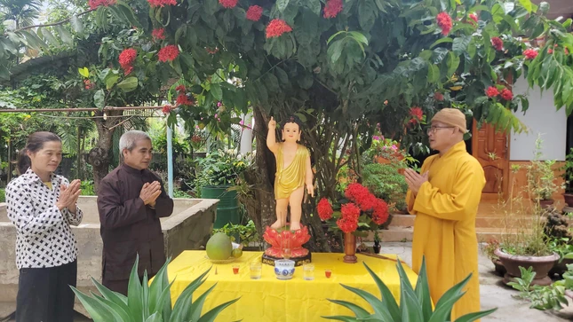 Đại đức Thích Nhuận Độ ghé thăm và chúc lành đến lễ đài tư gia nhà Phật tử Nguyễn Gia Phúc Đại đức Thích Nhuận Độ ghé thăm và chúc lành đến lễ đài tư gia nhà Phật tử Nguyễn Gia Phúc