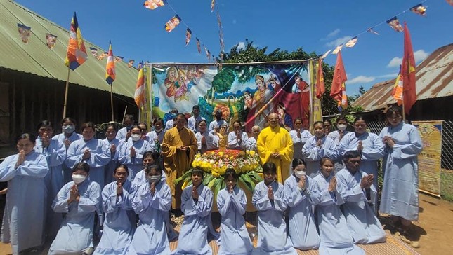 Đại đức Thích Nhuận Độ, cùng Phật tử chùa Quảng Trạch tặng áo tràng đến bà con Phật tử tại xã Nam Ka