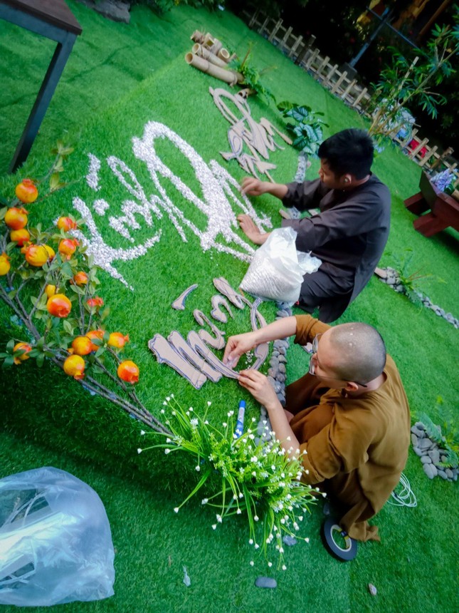 Chú tâm, cẩn thận từng công đoạn thiết trí