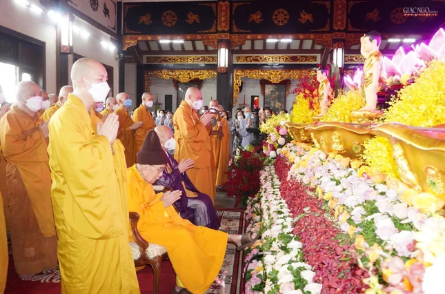 Chư tôn đức tổ đình Vĩnh Nghiêm trang nghiêm khóa lễ Tắm Phật