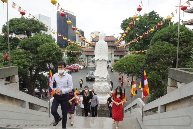 Phật tử về chùa