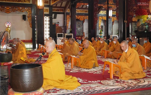 Chư tôn đức trang nghiêm khai kinh Khánh đản