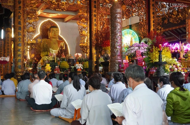 Phật tử về chùa dự lễ Tắm Phật và tùng thời kinh Khánh đản