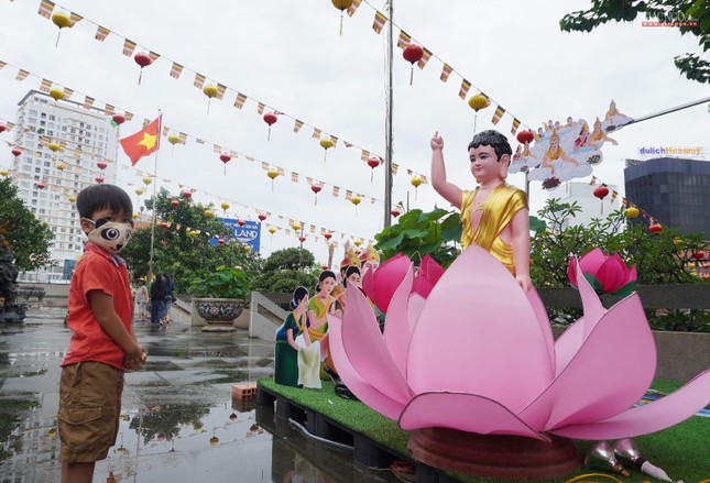 Em bé thích thú bên tôn tượng Phật đản sanh