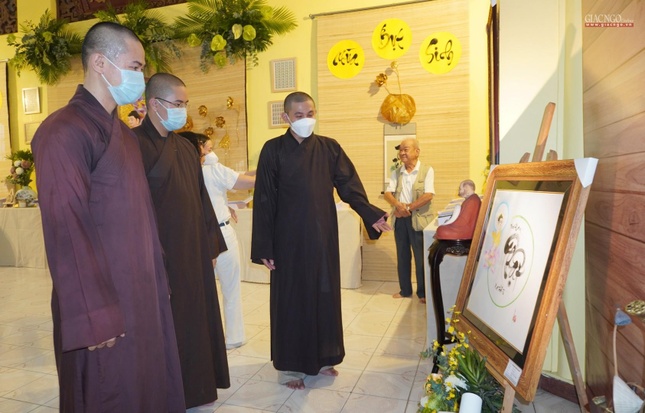 Đại đức Thích Vạn Đạt tác giả bức tranh thư pháp Phật đản sanh đang giới thiệu đến chư tôn đức