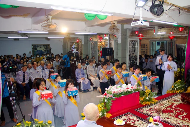 Gia đình Phật tử Giác Hạnh dâng quà tri ân đến chư tôn đức