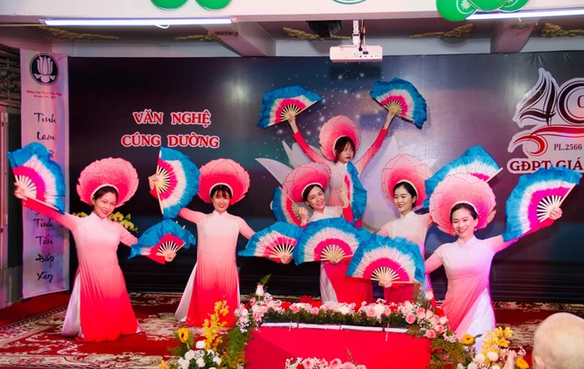 Văn nghệ chào mừng chu niên