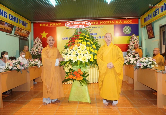 Thượng tọa Thích Quang Thạnh trao lẵng hoa chúc mừng của Phật giáo TP.HCM đến Thượng tọa Thích An Thường