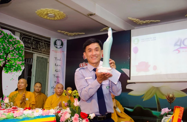 Quà Ni trưởng ân sư tặng là tôn tượng Bồ-tát Quán Thế âm