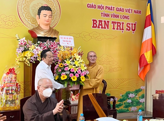 Đại diện lãnh đạo tỉnh Vĩnh Long chúc mừng Đại Lễ Phật đản