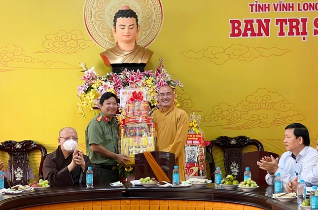 Công an tỉnh Vĩnh Long chúc mừng