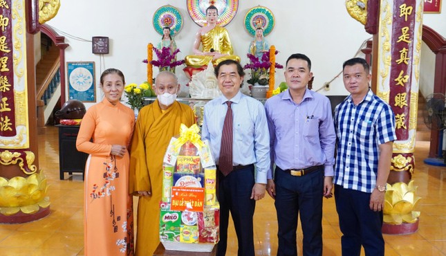 Vấn an sức khỏe, chúc mừng Phật đản đến Hòa thượng Thích Minh Ngãi, Chứng minh Ban Trị sự GHPGVN quận Gò Vấp - Ảnh: Lê Lâm